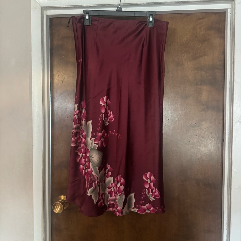 Sold  


banana republic silk midi skirt - Picture 3 of 3